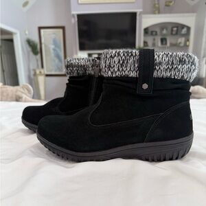 KHOMBU NWOT Laura All West Suede Leather Black Boots. Gray& White Sweater Trim 9
